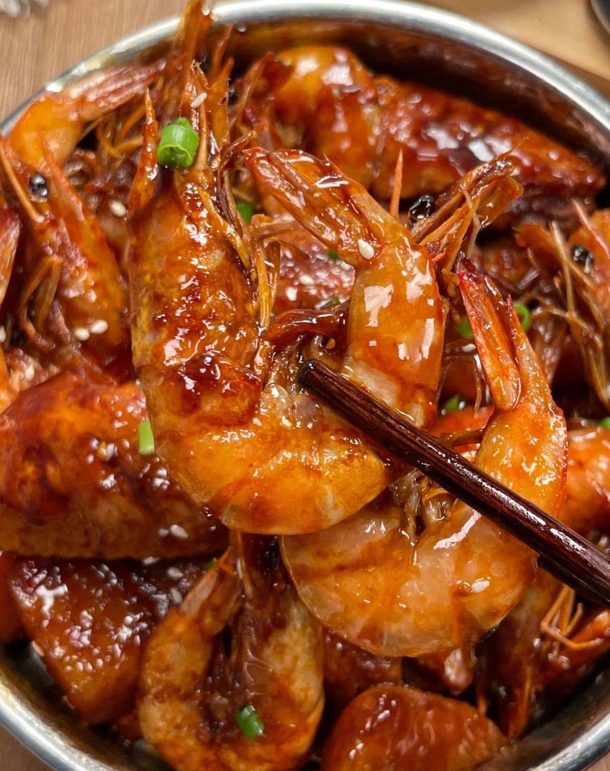 食材虾鸡翅土豆胡萝卜 鲜虾鸡翅煲的做法 1锅内热油煎鸡翅两面