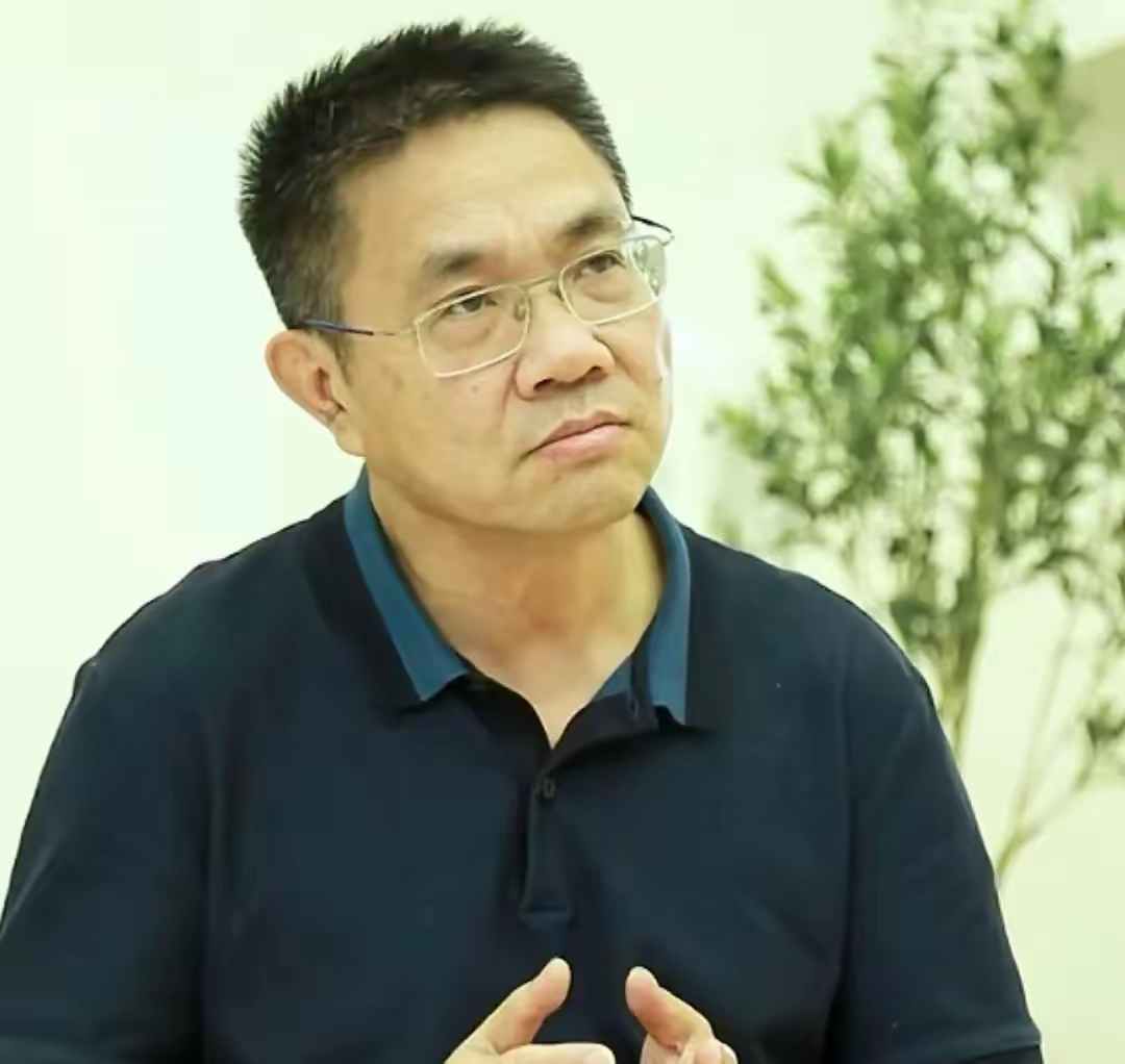 38年后,小伙成为百亿富豪,斥资2亿元,给村民建258套别墅