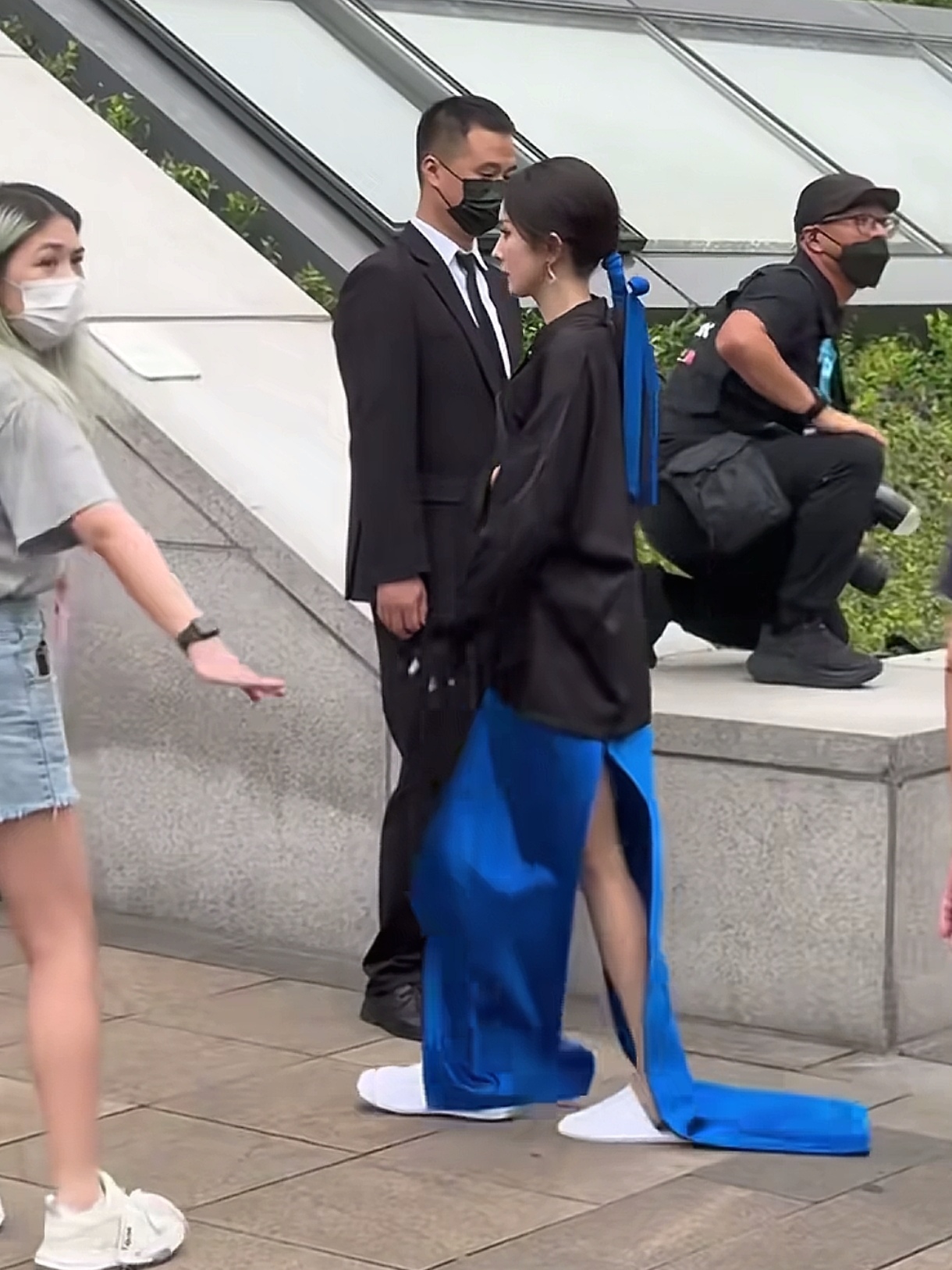 杨幂竟然这么瘦小腿看起来瘦的恐怖和旁边女生比起来真的好不正常