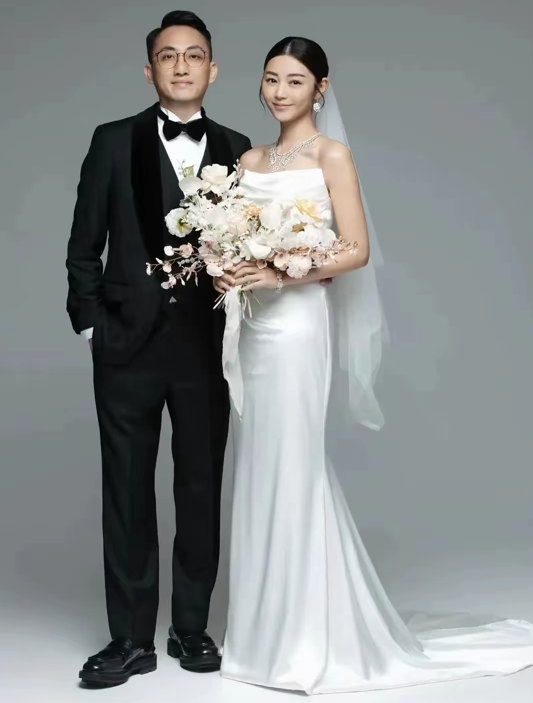 古巨基夫妇参加卫诗雅婚礼, 56岁陈韵晴保养得好, 夫妻俩手牵手好甜