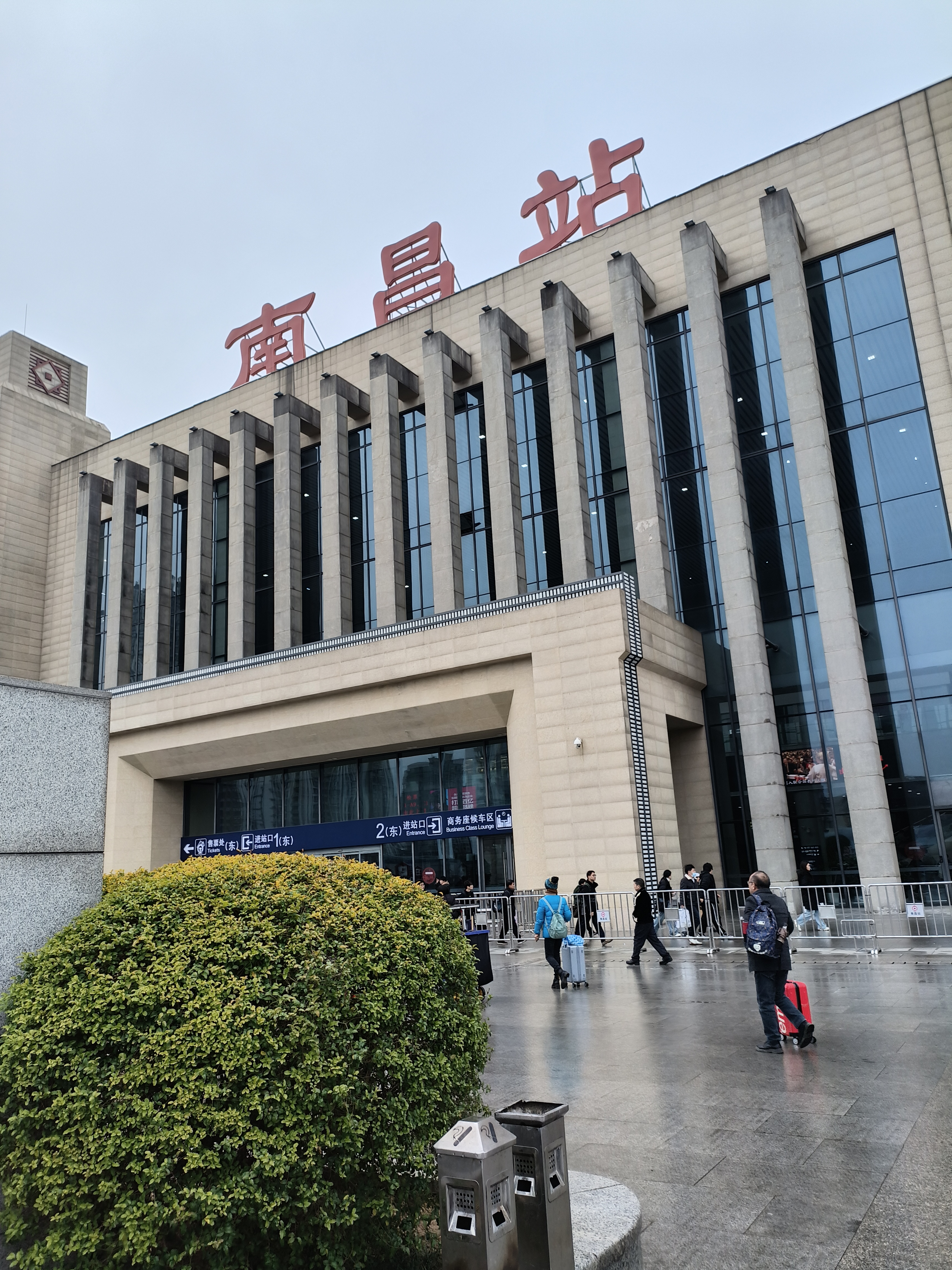 带着满满的爱与温情,再次恋恋不舍的挥别故土,亲人