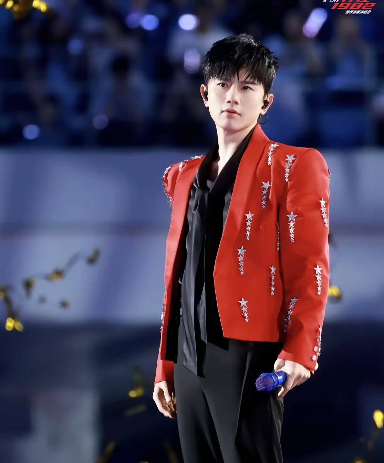 当红的歌星,有能力开演唱会的,没有时间来