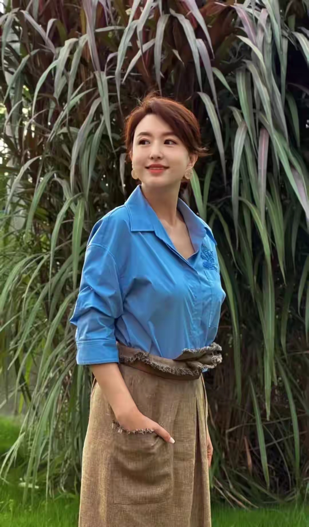 张蕾穿蓝色衬衫被吐槽显胸?
