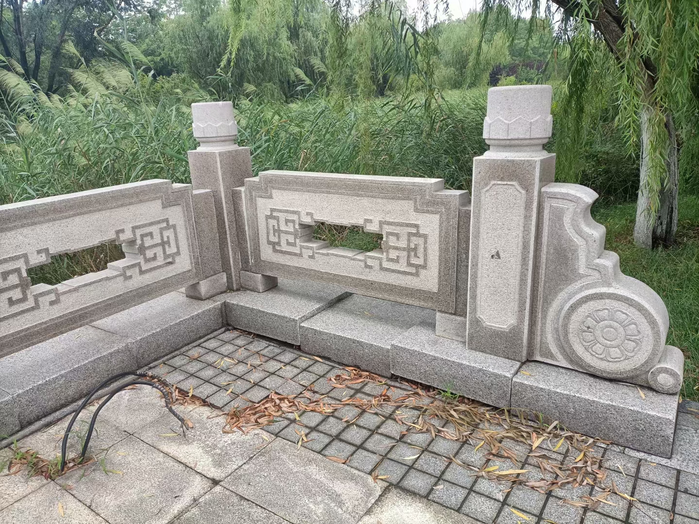 青石石栏杆在园林工程中可以起到什么防护措施作用