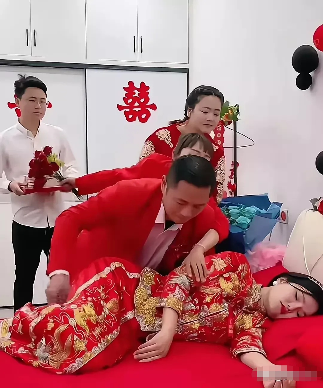 江苏女医生婚夜通宵手术 次日累瘫昏睡
