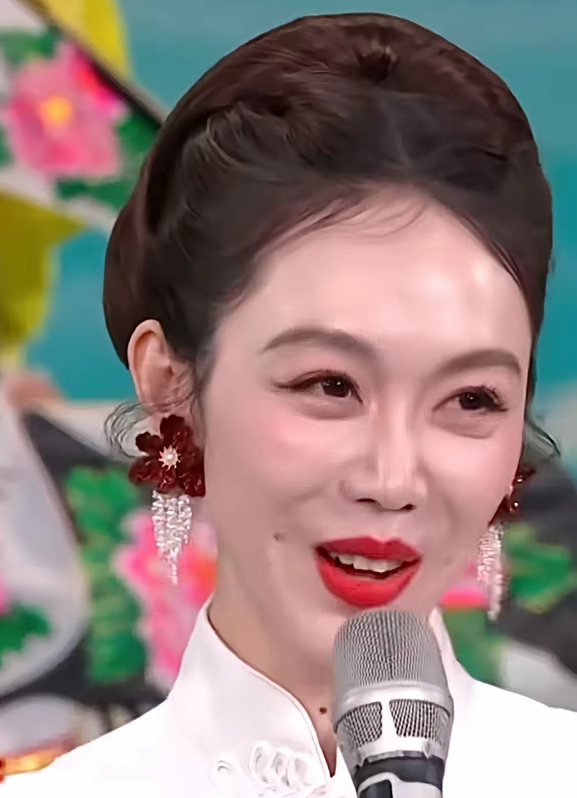 明明很好看眼睛也亮亮的梨窝特别甜美笑得一副国泰民安的样子