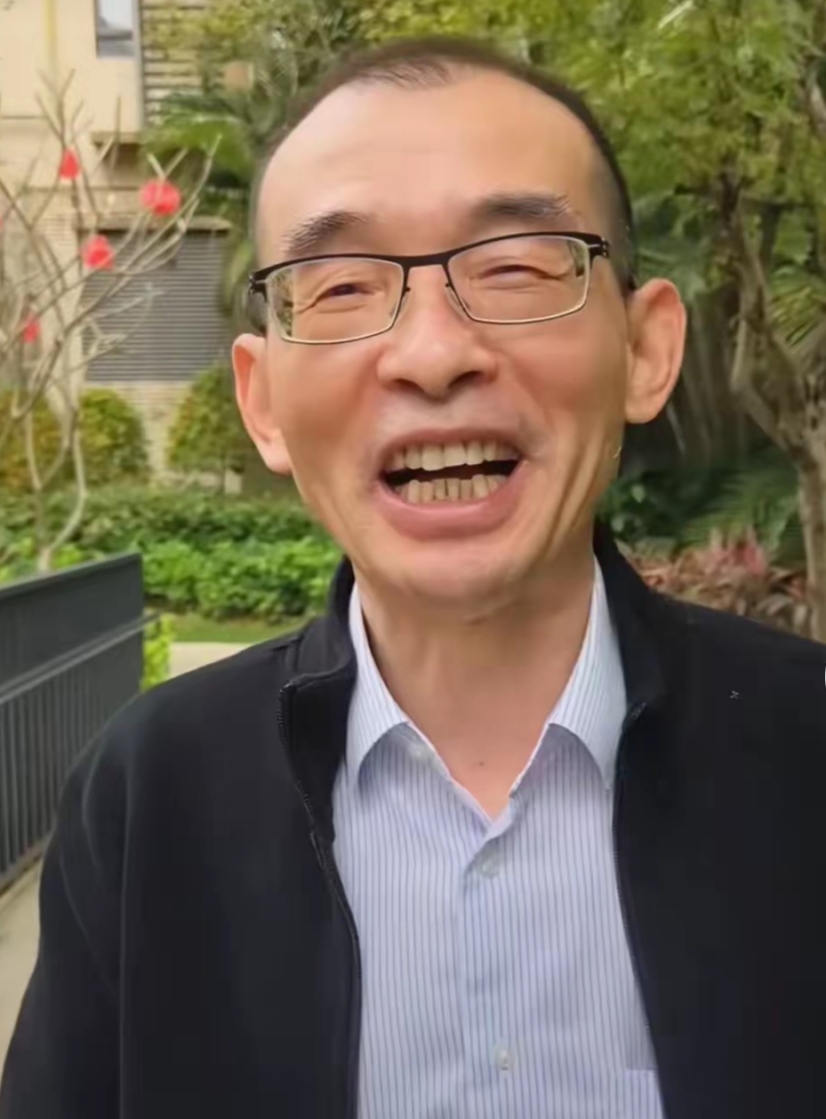 老谢如今那高兴劲儿,都快赶上"祥林嫂"了,不管是