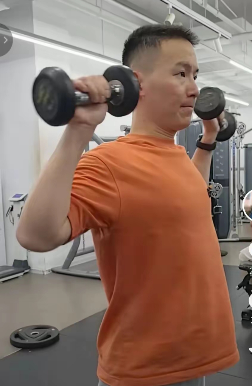 视频里在健身,太厉害了,健身达人,一身腱子肉,网友看到后又来话题了