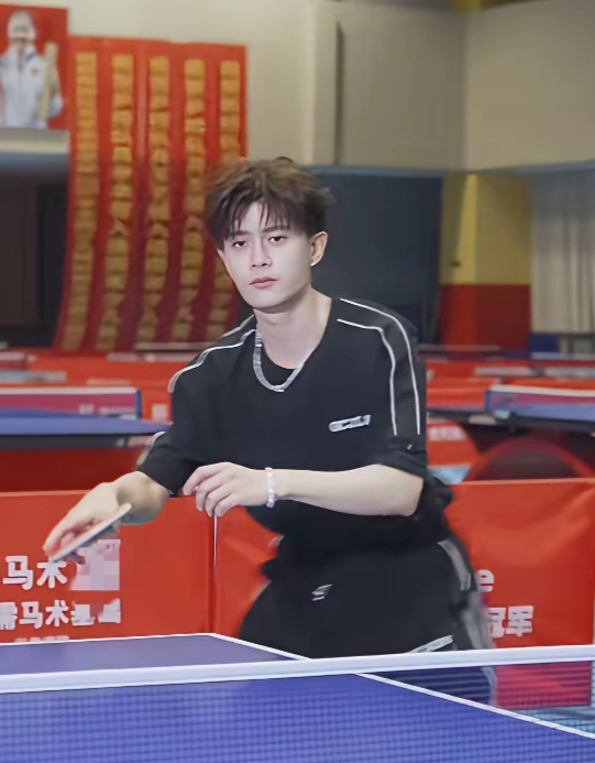 任嘉伦真的是藏着掖着, 乒乓球打得这么好. 张继科:我这球你接不住