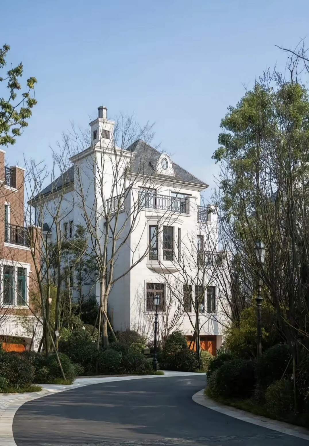 住着独栋别墅,依山傍水的,环境清幽,真的是非常适合她休养了,还有腊肠