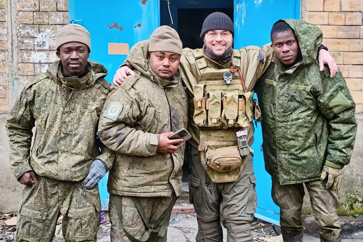 三位非洲雇佣兵加入俄罗斯军队,上战场前与他们的教官合影留念,教官