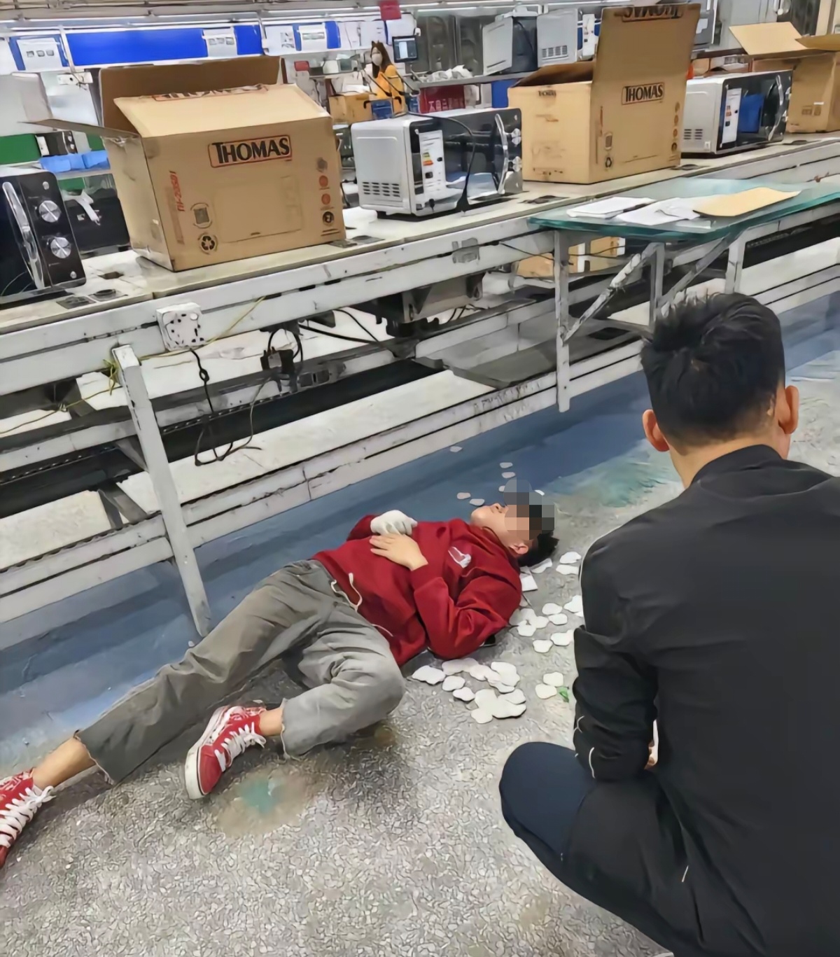 看这个打工仔累倒在流水线上这是谁的儿子又是谁的丈夫?