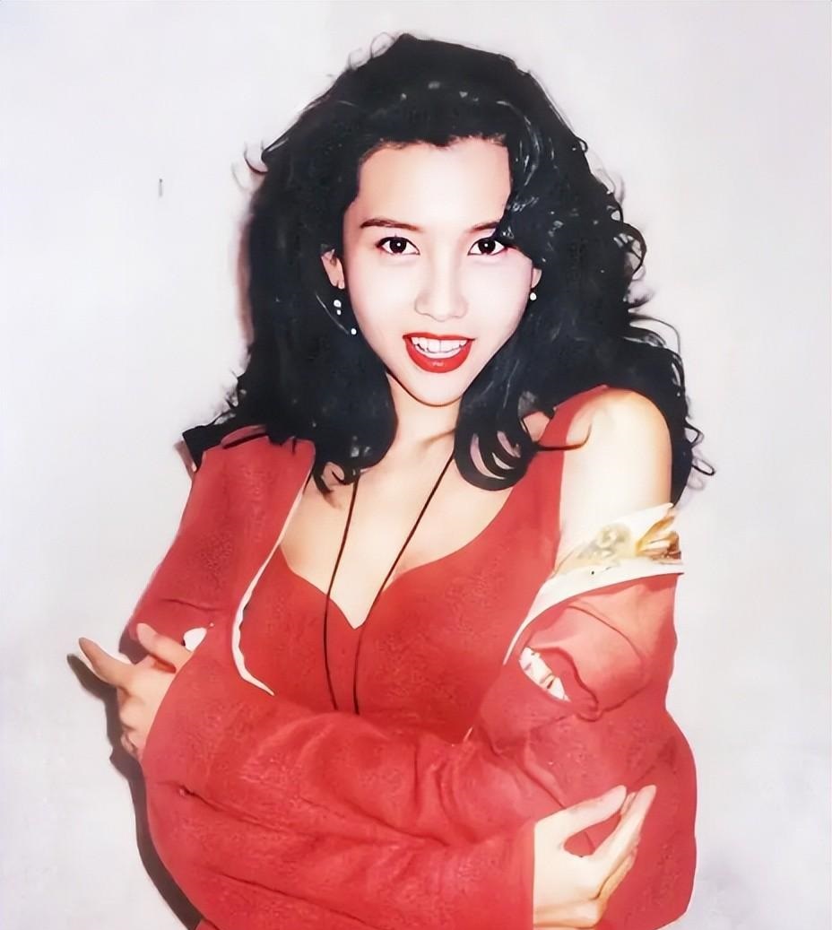 她是90年代广为人知的性感女星,许多人心目中的梦中情人