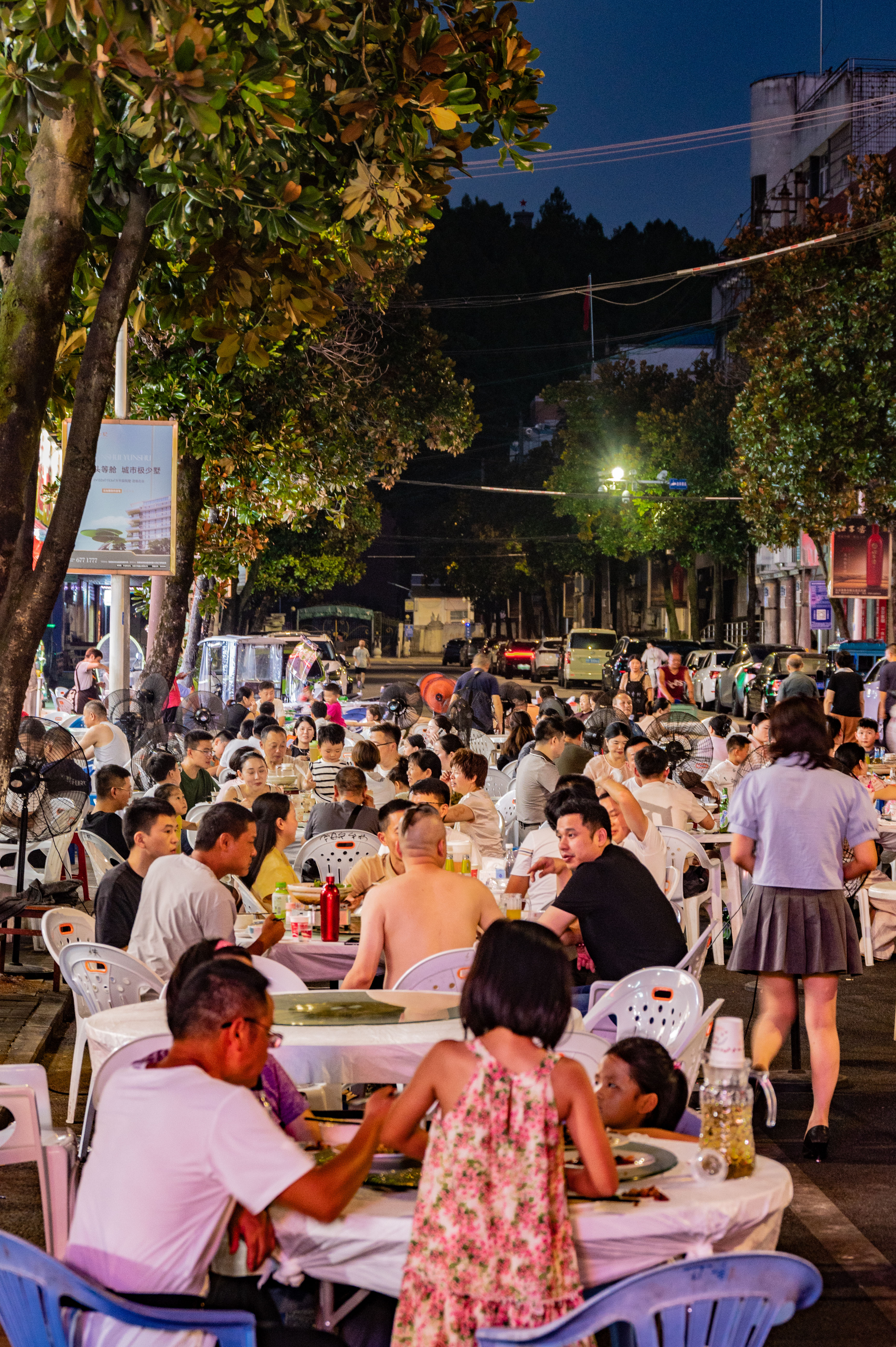 这里的大排档摆满了半边马路,但在石台这样的小城,对交通的影响只是微