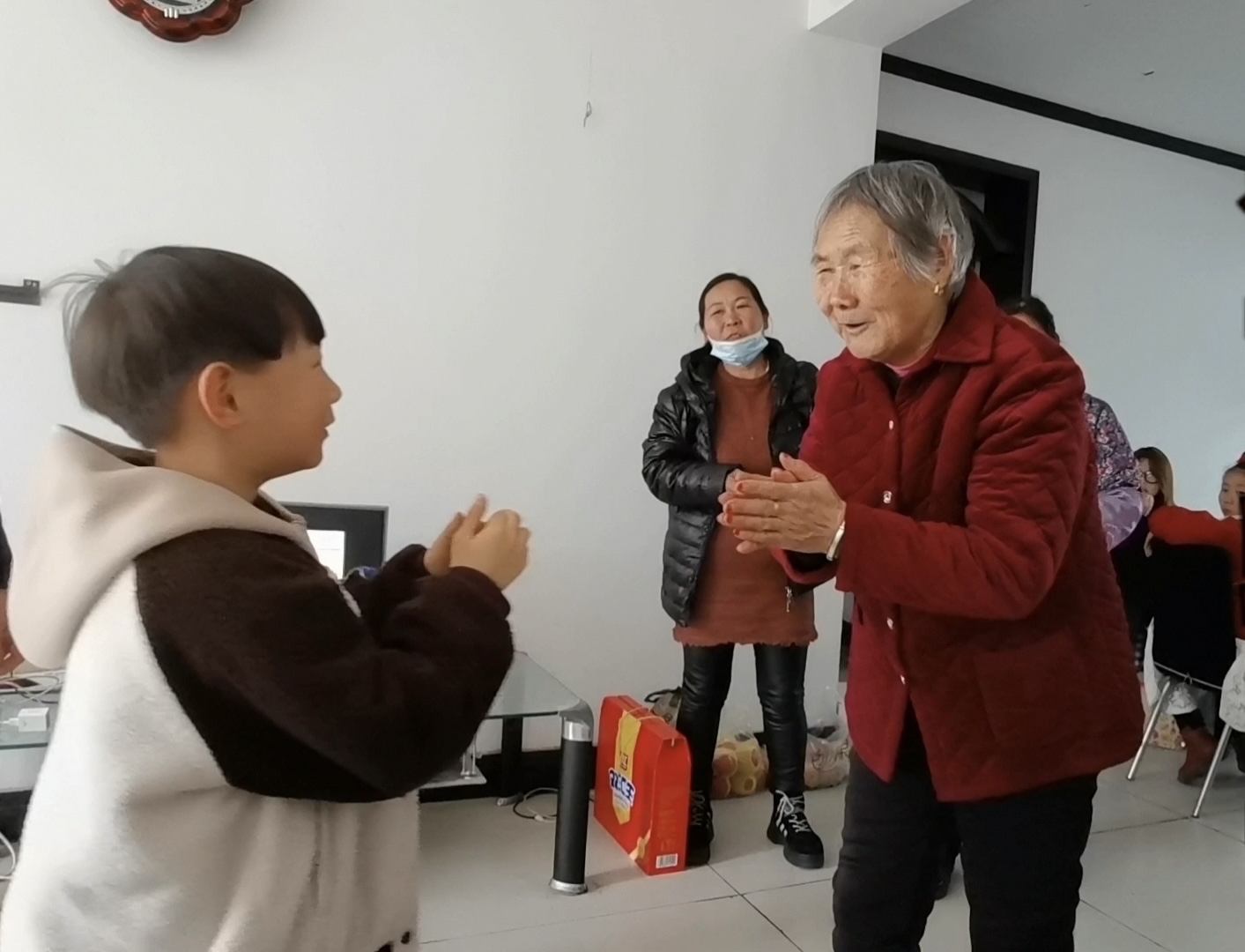 增进亲情:为家庭成员提供了团聚交流的契机,大家