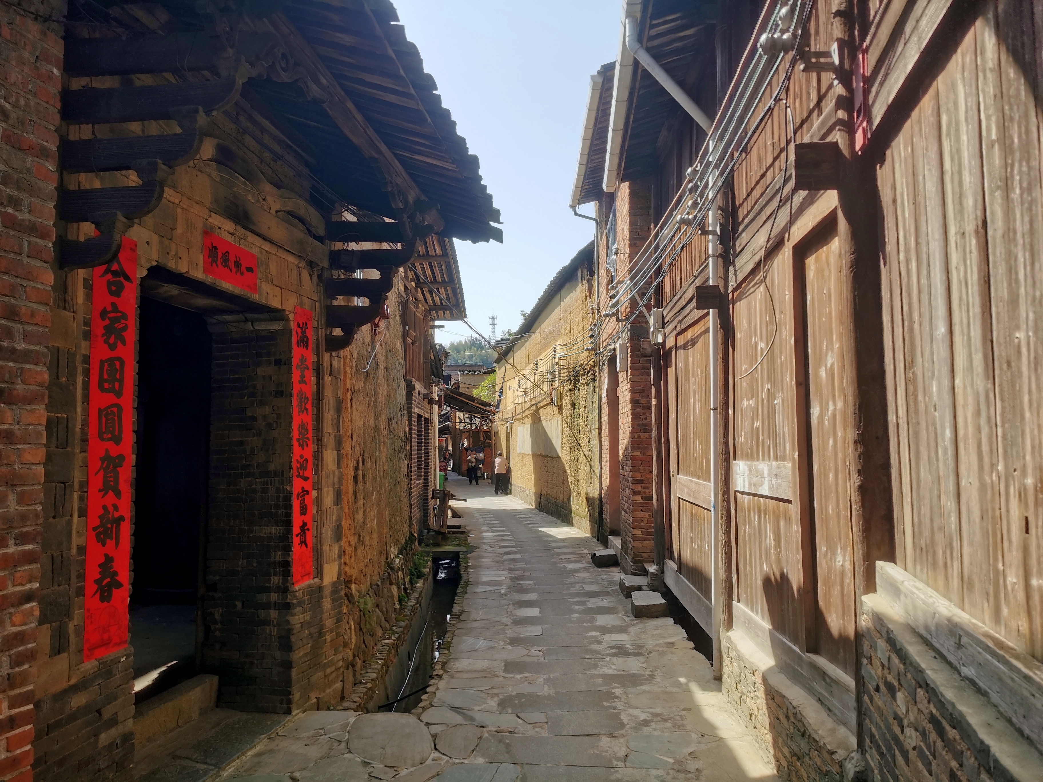 上午逛了古田两个古村落,都在古田到建瓯方向的山里面,古民居建筑数量