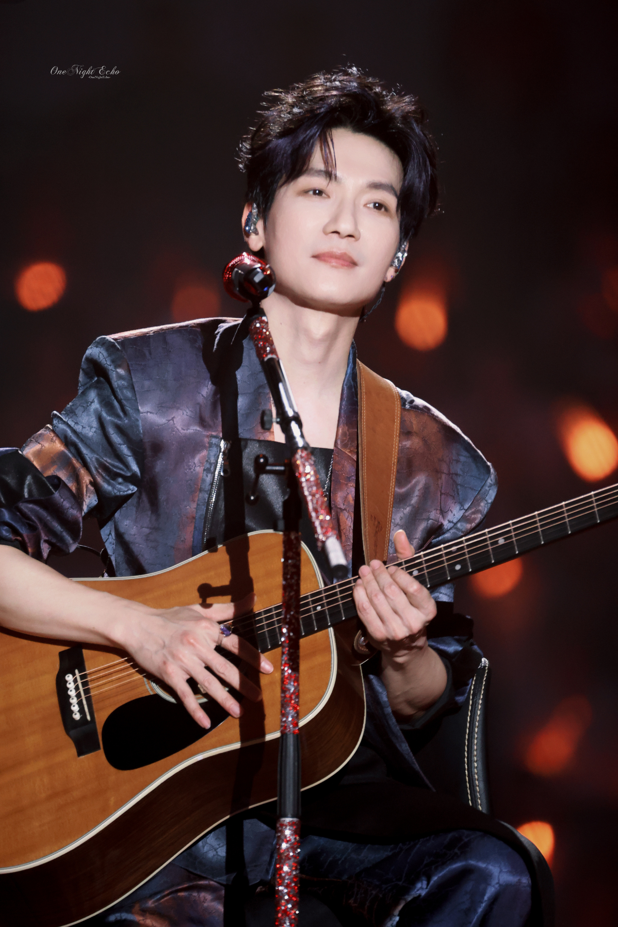 而且会弹吉他的男人真的很加分 ,尤其还是个帅哥 !