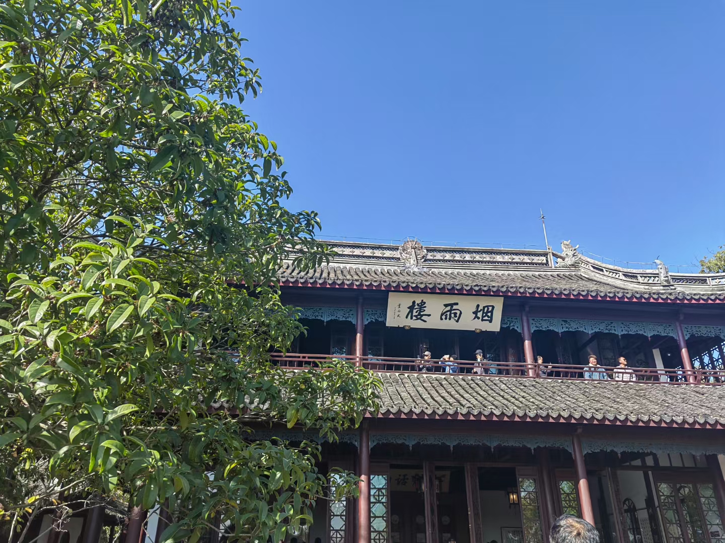 一个长得还算漂亮的女孩只上了三本,在工资偏低,上