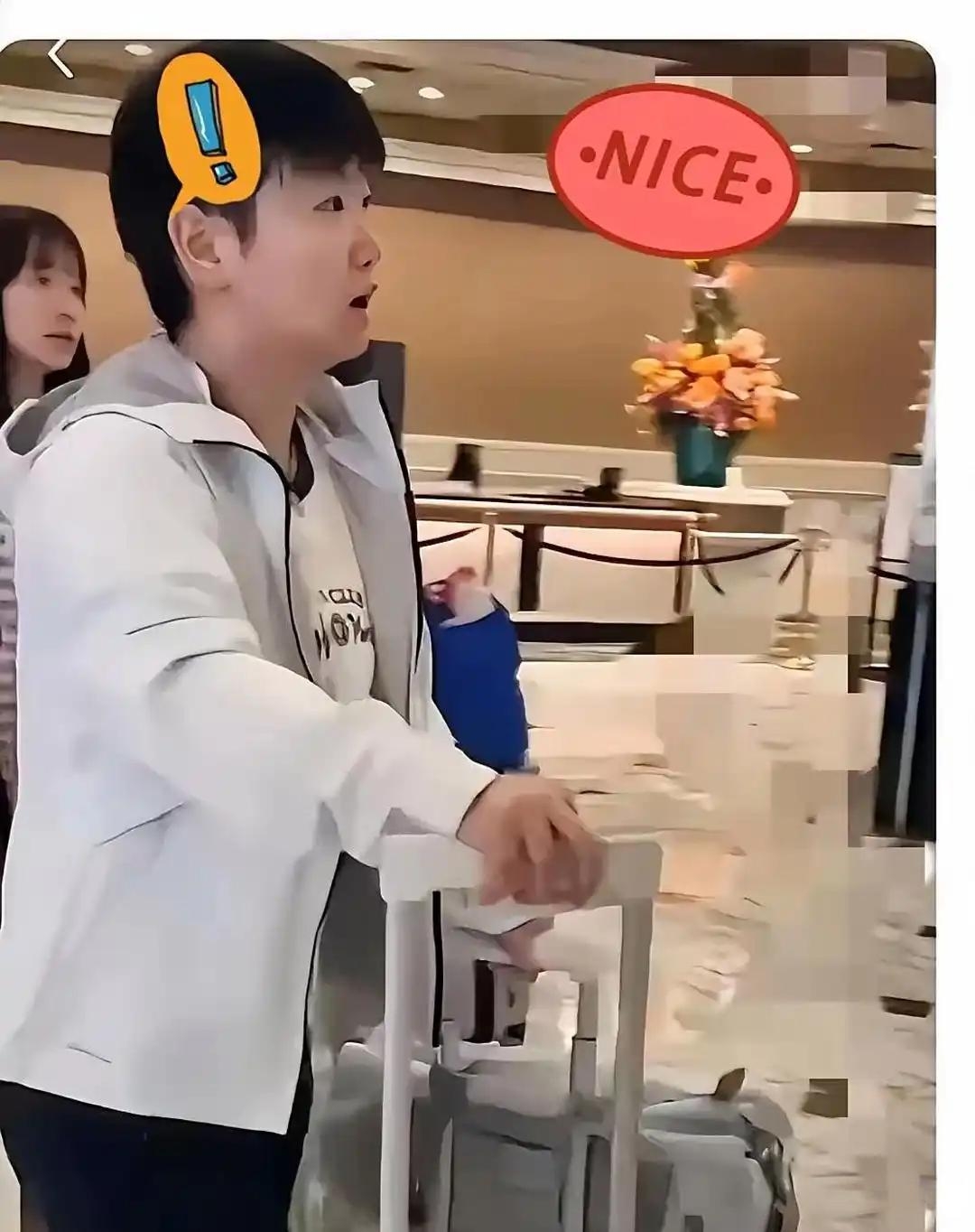 在酒店大堂高女士一瞧见莎莎扯着嗓子就喊起来了眼泪唰地一下就