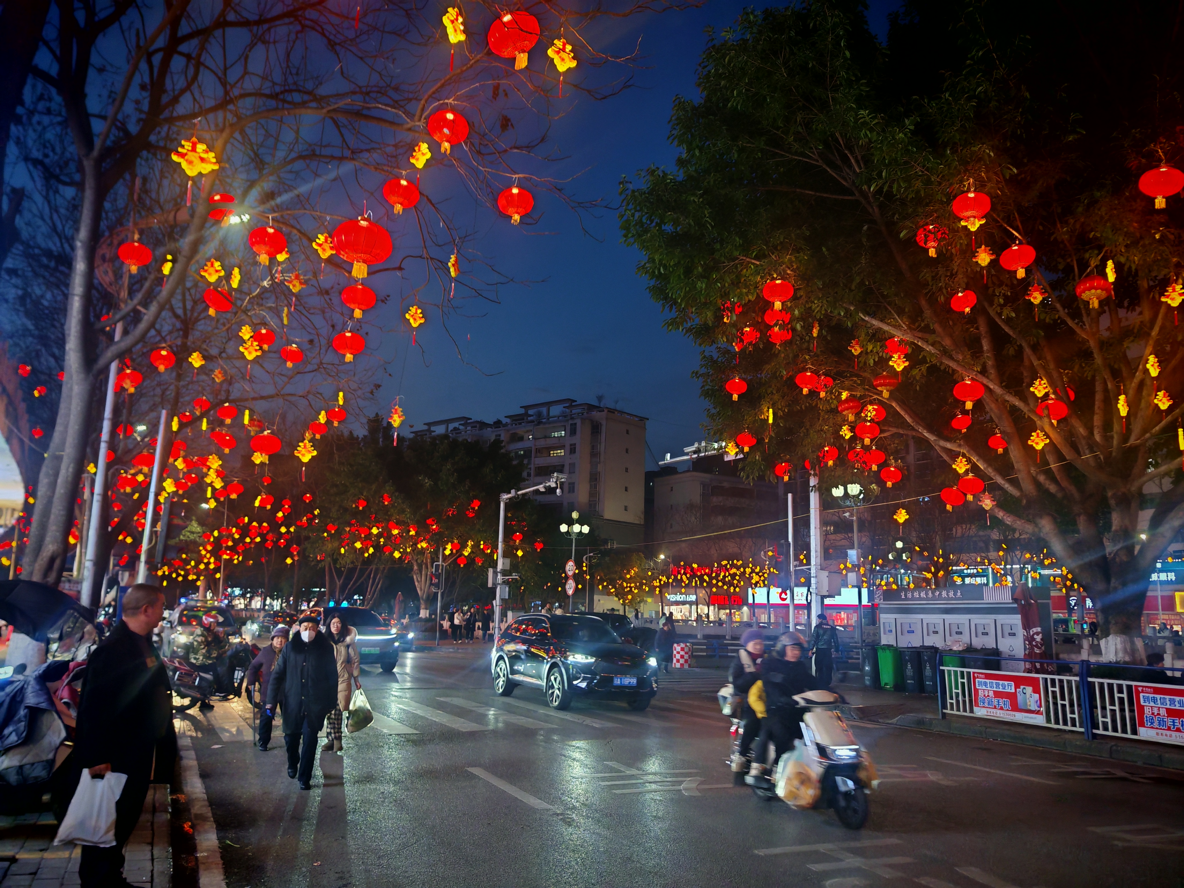 梅香袅袅萦朱户,桃蕊夭夭映绮衢. 暖日融冰鱼戏浪,和风吹柳燕归庐