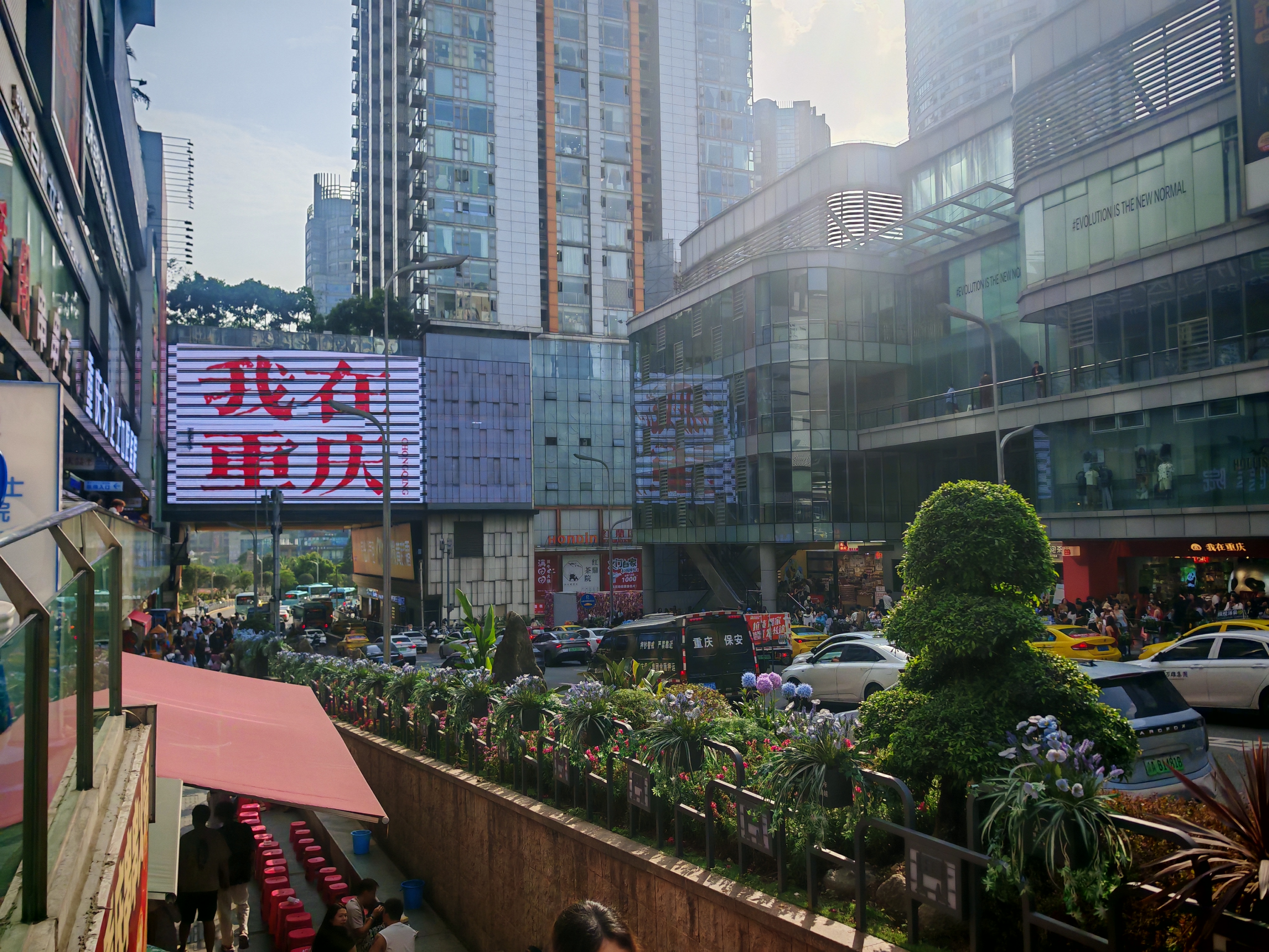 在重庆观音桥感受烟火人间,沸腾山城