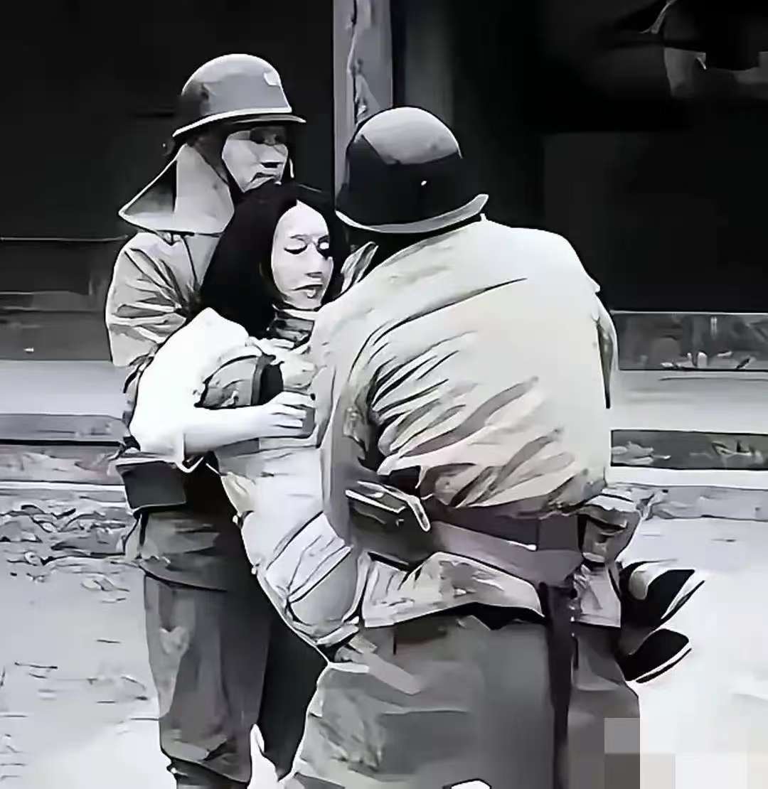 日本兵却残忍地用刀杀害了孩子随后还强奸了这位妇女