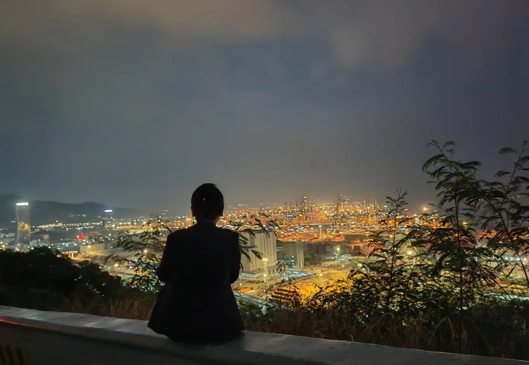 背影图片女一个人看夜景伤感图片女孩女孩黑夜一个人图片伤感背影