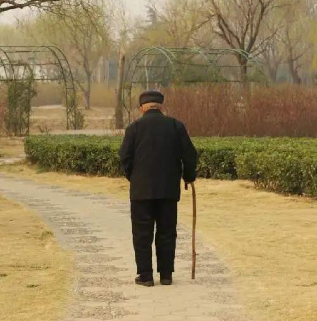 我爹78岁那年,身体大不如前,我们兄妹四个就开始商量怎么照顾他