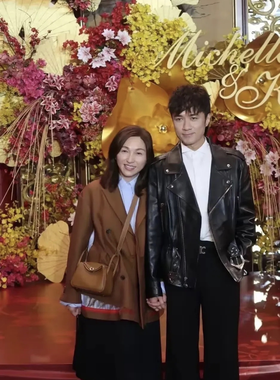 古巨基夫妇亮相卫诗雅婚礼,现场那叫一个温馨浪漫!