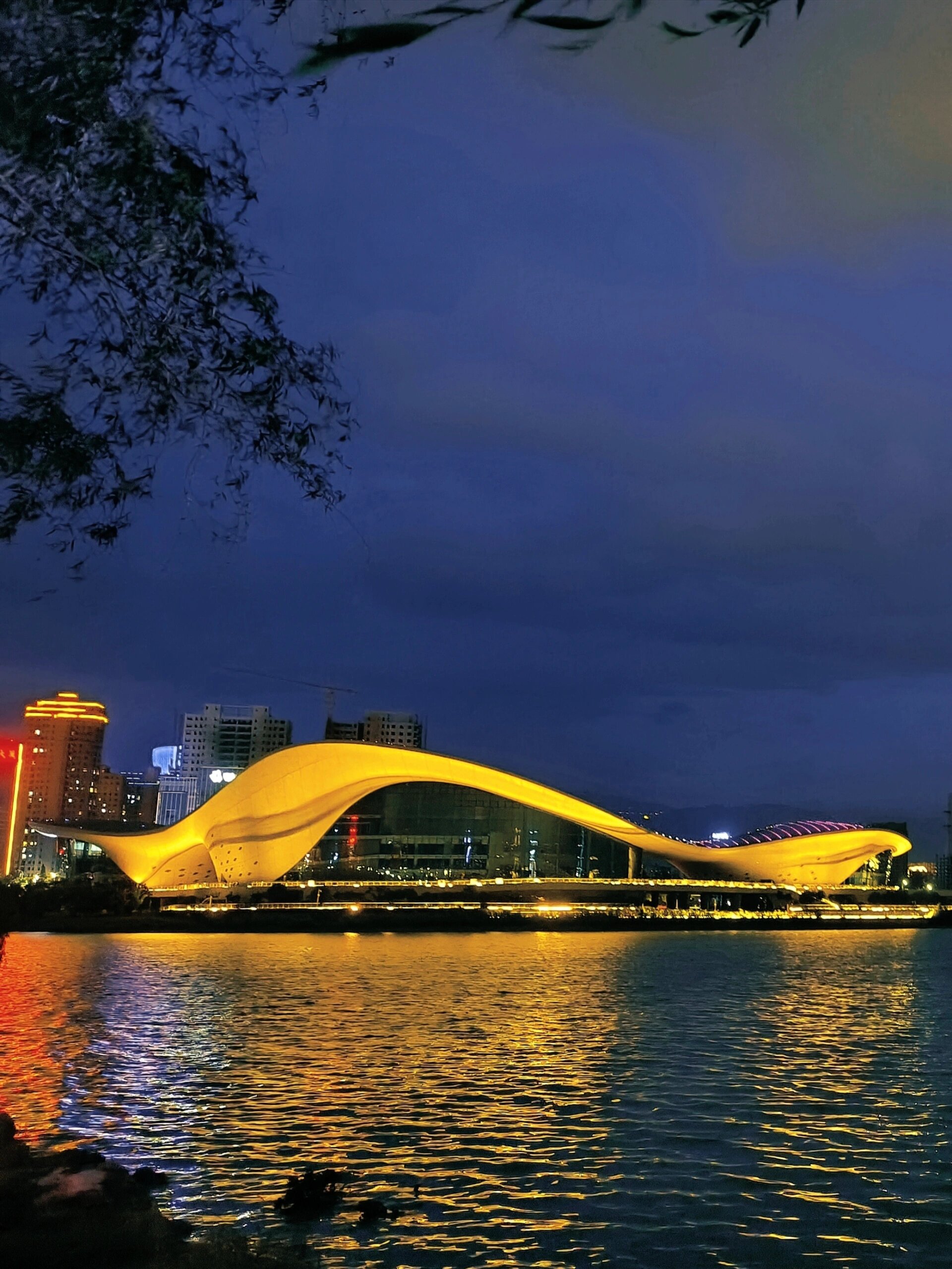 荻枫犹说,司马泪墨渍吴绫. 庾亮楼吞荆浪,烟水亭收汉月,万舸破霜行