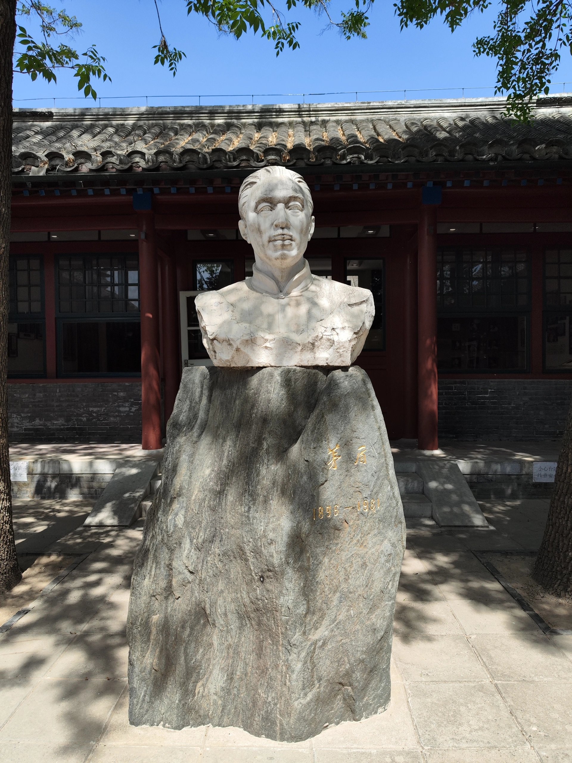 记子夜霜寒重,春蚕情炽,蚀骨魂惊.刻画世情百态,笔触见峥嵘