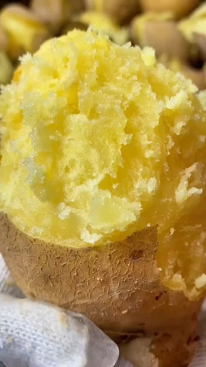 甘肃定西老品种土豆熟了,烤着吃粉糯起沙,一口难忘很久没吃过了