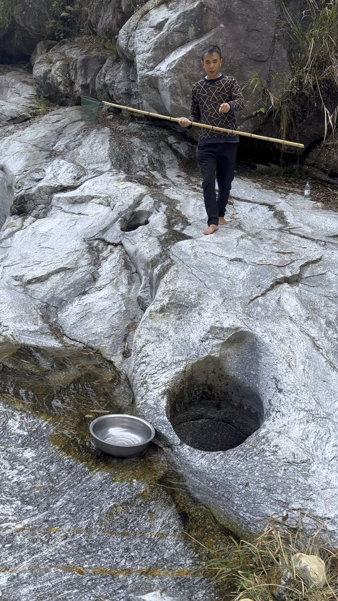 发现一个陨石坑里面有好多鱼