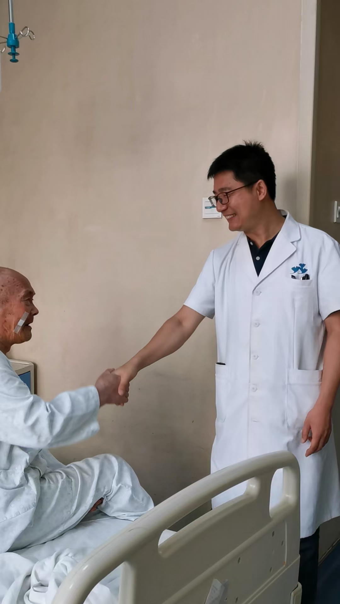 清华长庚医院代诊挂号服务老人就医全程搀扶，细节呵护备至的简单介绍