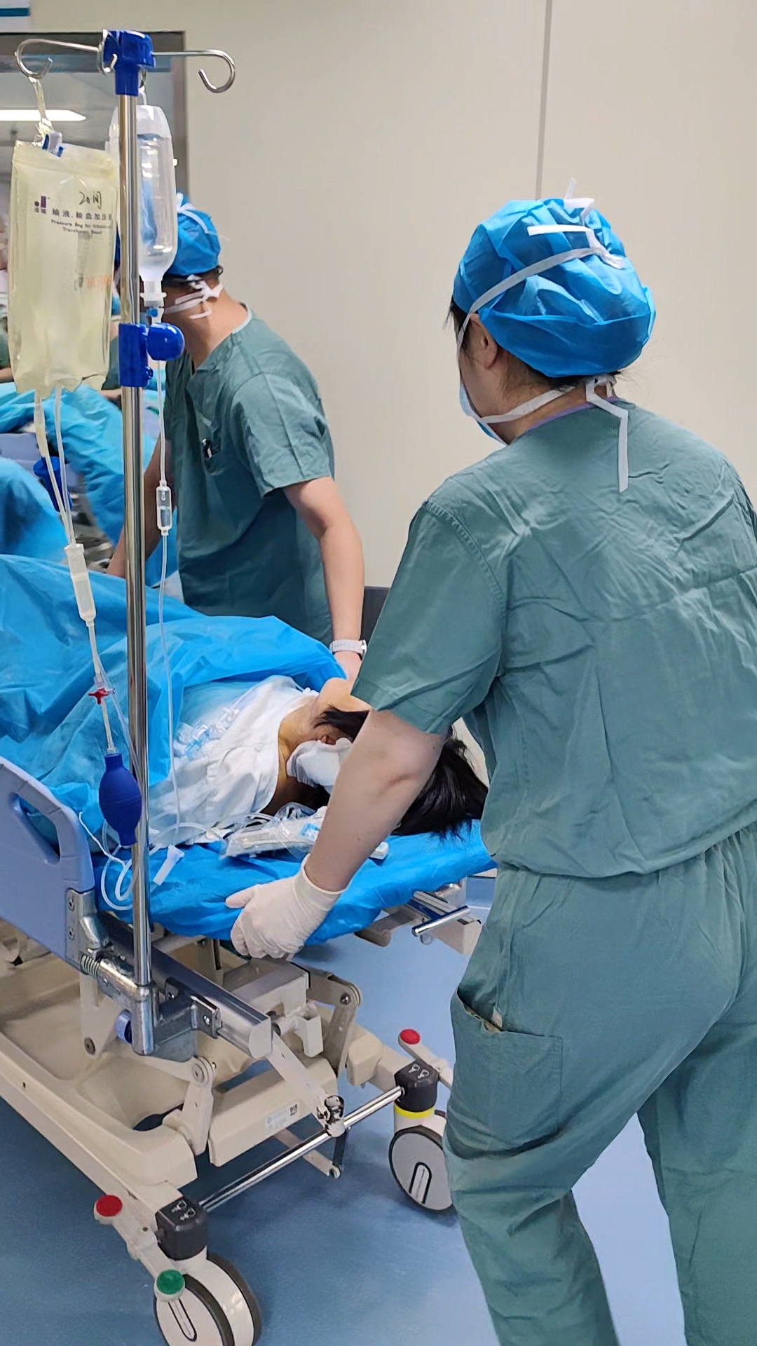 急救美女图片高清大图护士准备病手术真实图护士提着监护奔跑的摆脱