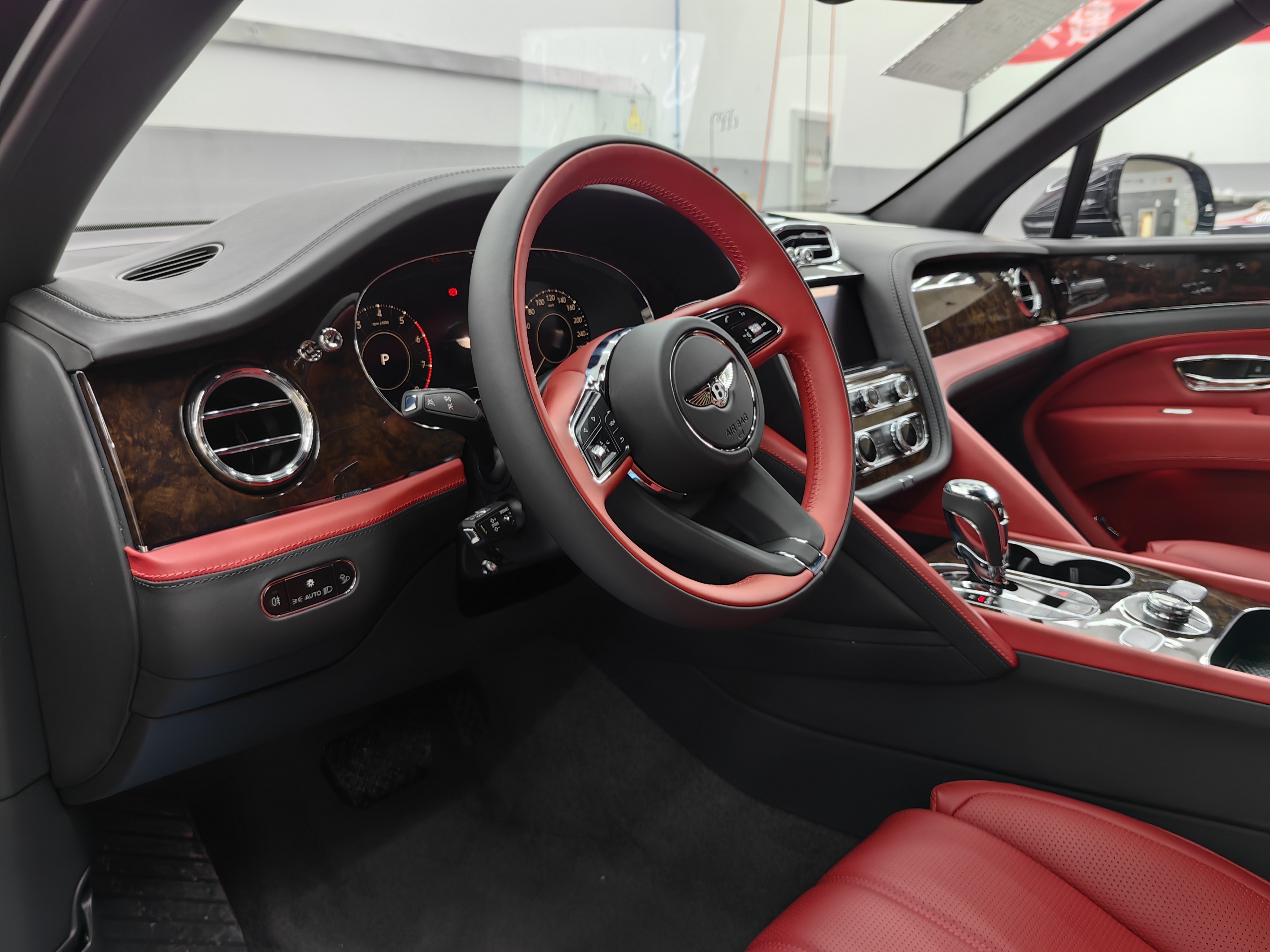 宝石黑 内饰:热刺红/鲸鱼黑 木饰:深胡桃木