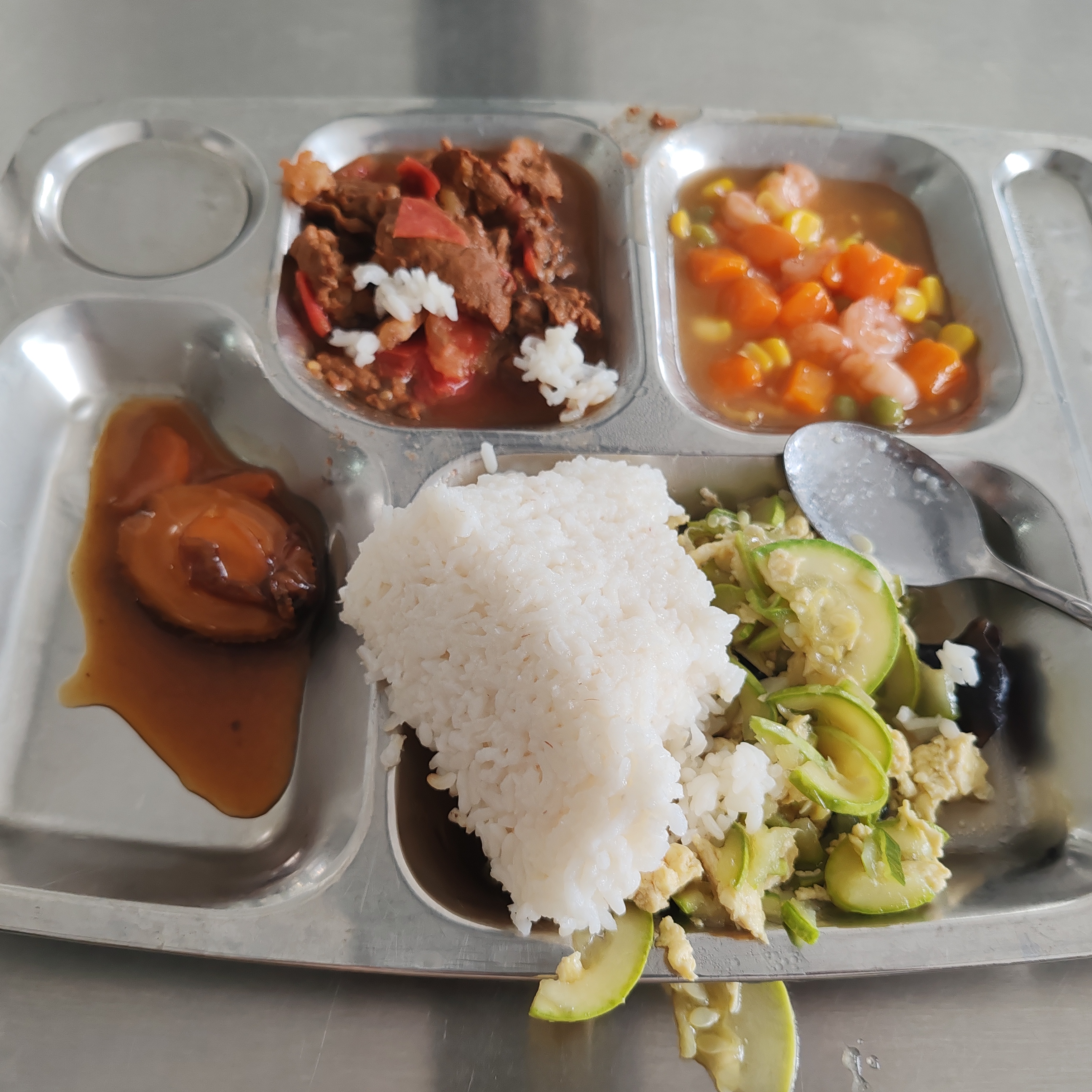 今天中午鲍鱼,西红柿炖牛肉,虾仁胡萝卜玉米.小瓜木耳炒鸡蛋