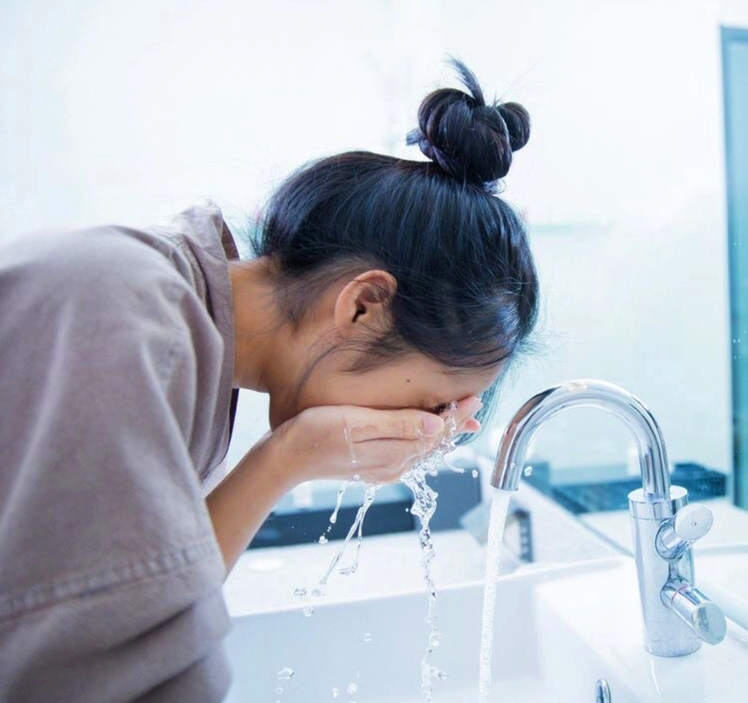 清洁眼睛的图片洗脸清醒刷牙洗脸照片勤洗眼皮清水轻轻冲洗眼睛温开水
