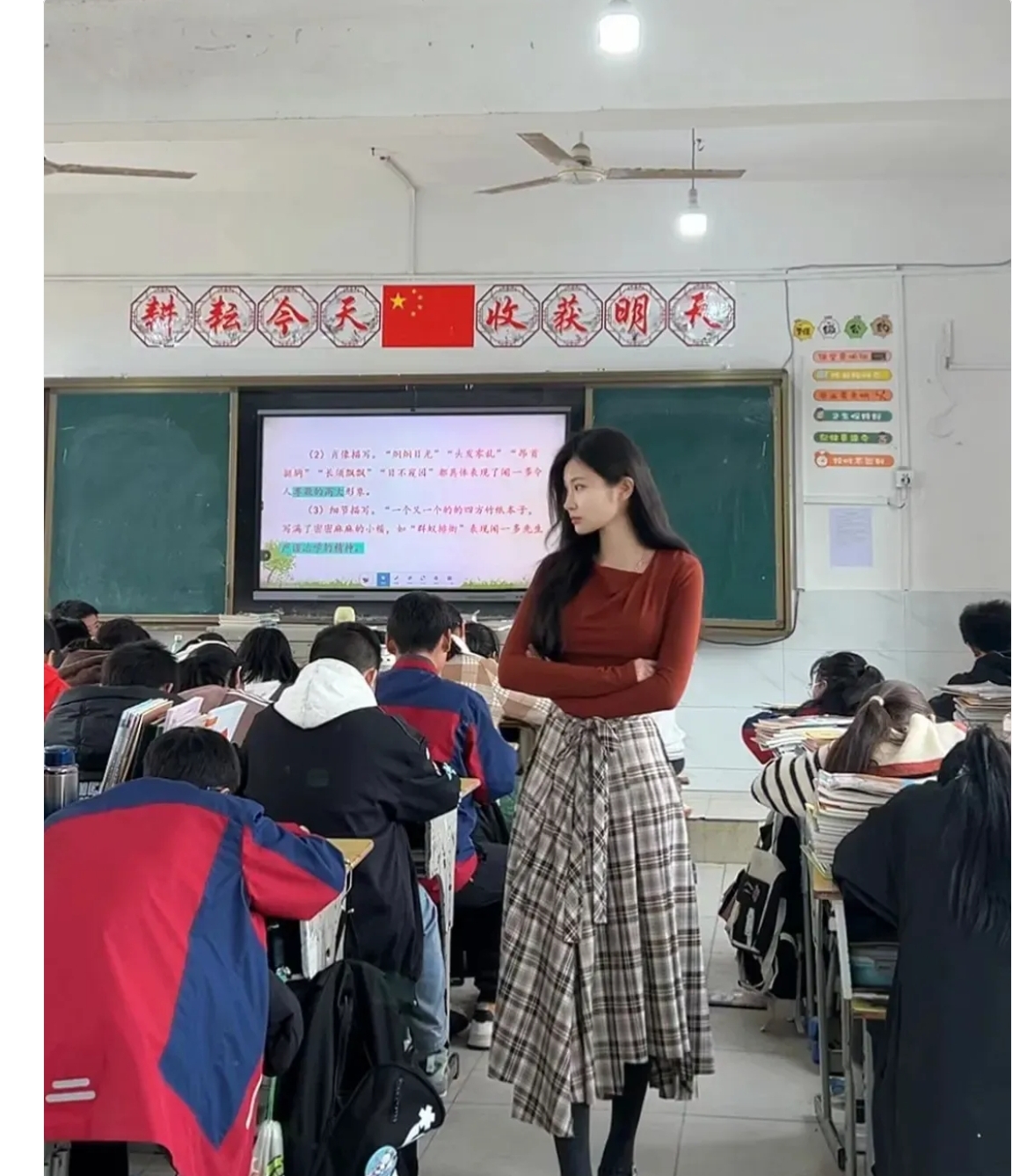 神木十一中白雪梅老师女老师上晚自习一天早上在6年级五班的教室里