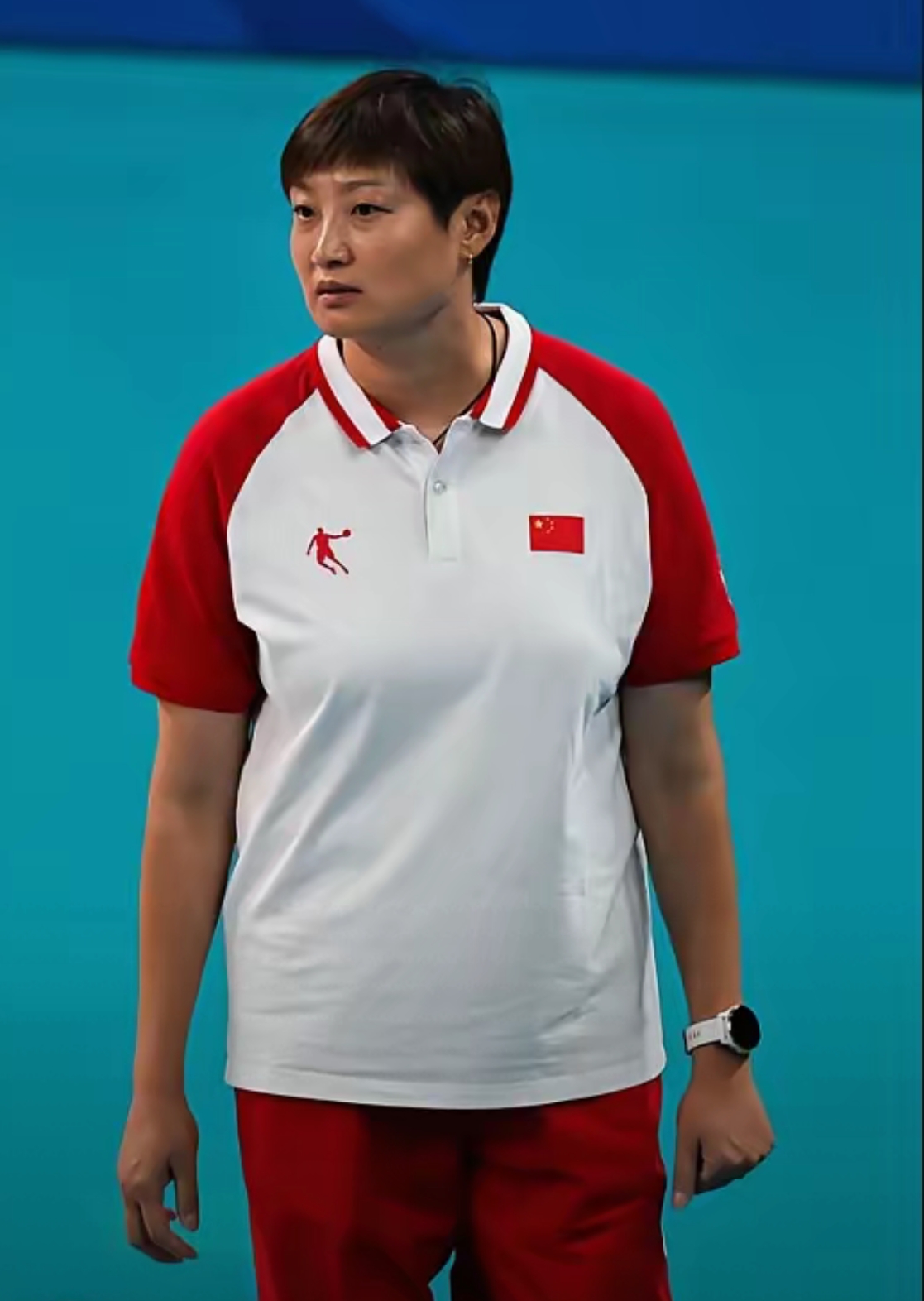 因为杨昊充满东北人的直率强硬,从来没有弯弯绕,直来直去特别容易得罪