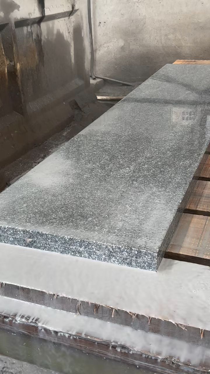 芝麻灰石材火烧面方方正正