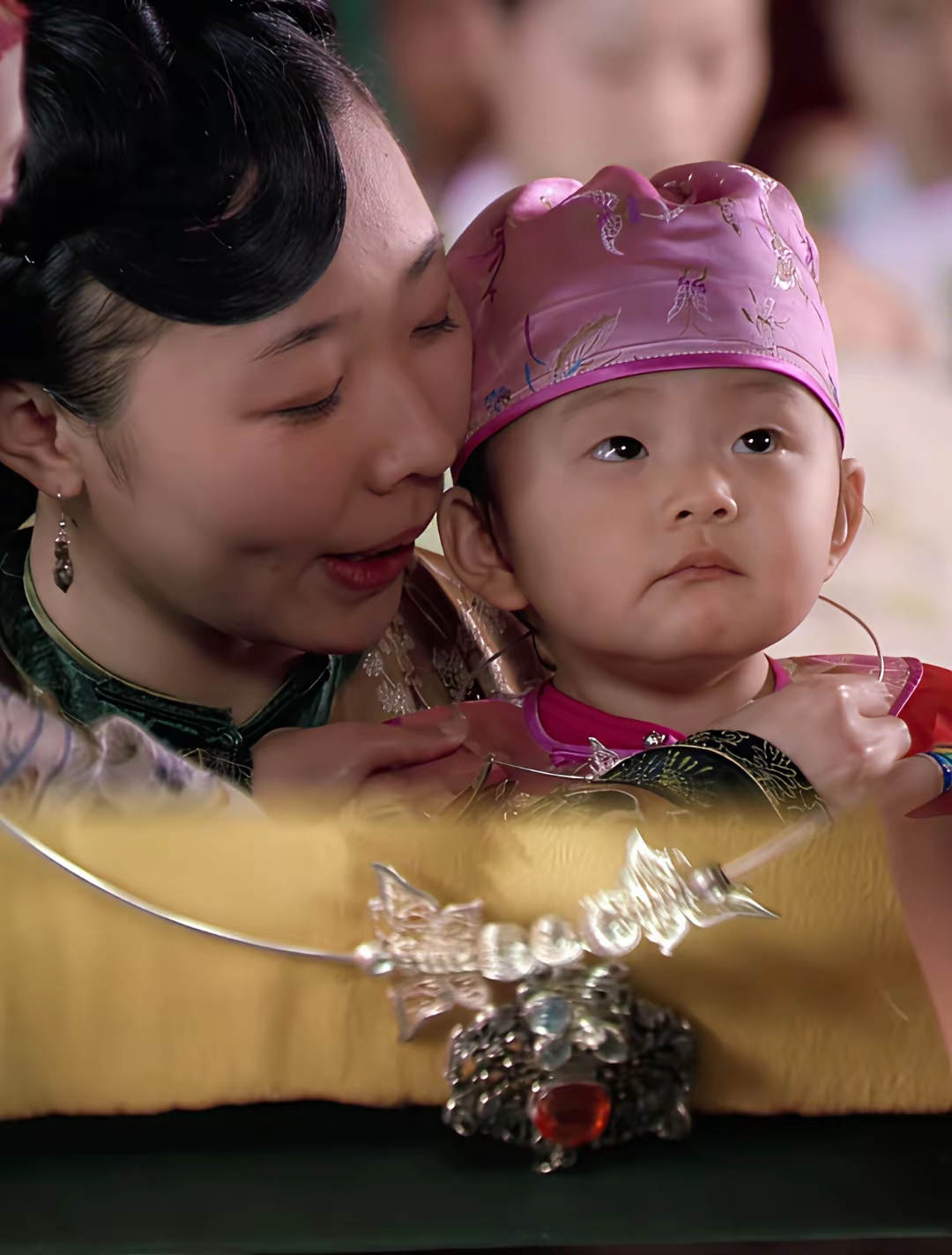 端妃给温宜送首饰那回华妃脸臭得能掉冰碴子真不是她单纯脾气差