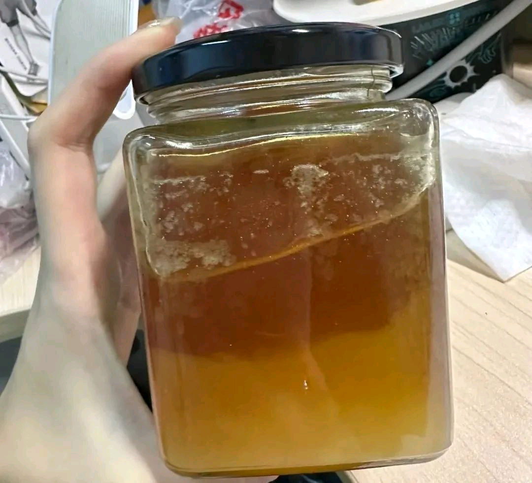 未开封的蜂蜜过期一年能否食用(没开封蜂蜜过期了还能喝吗,怎样处理)