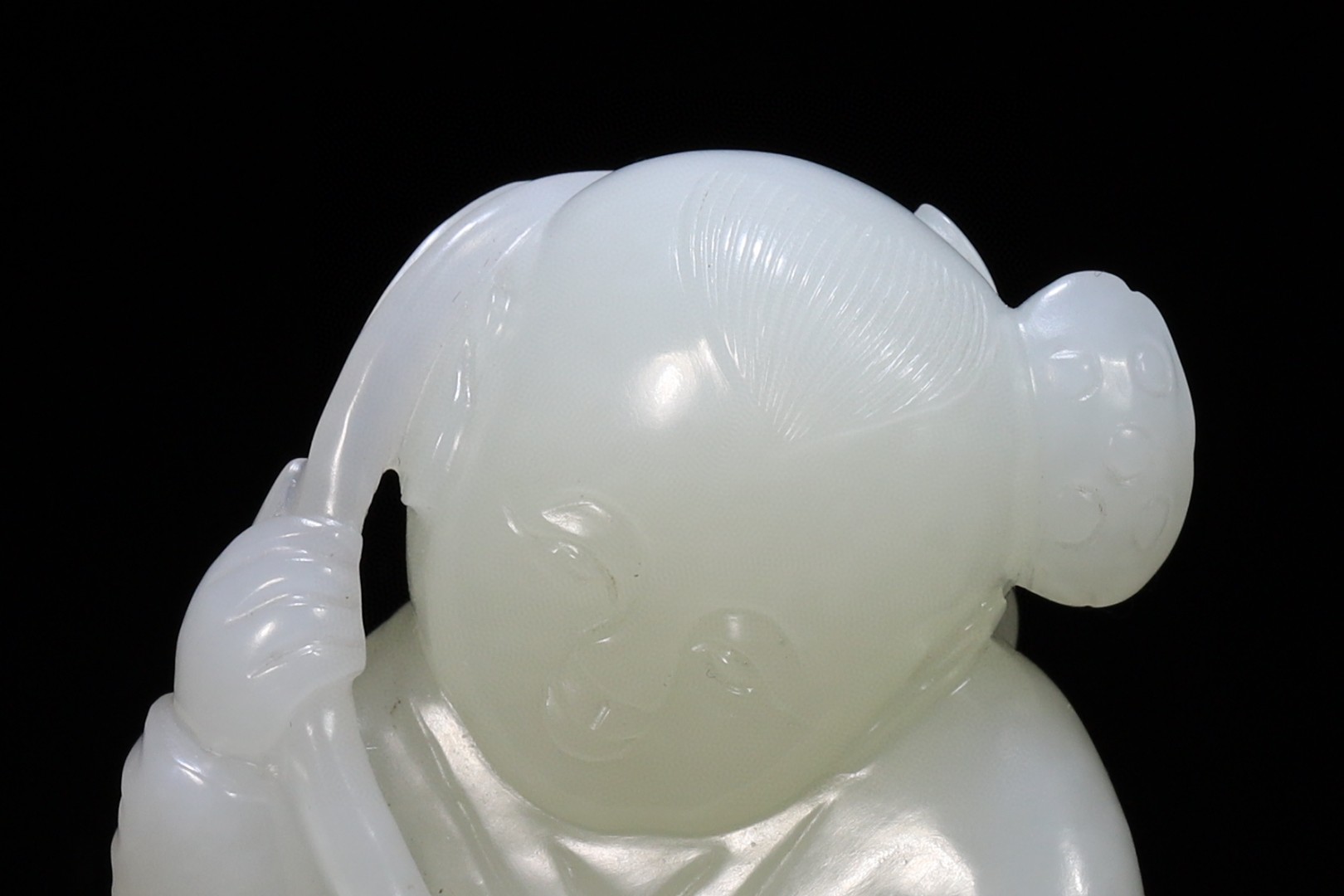 持莲童子把玩玉件