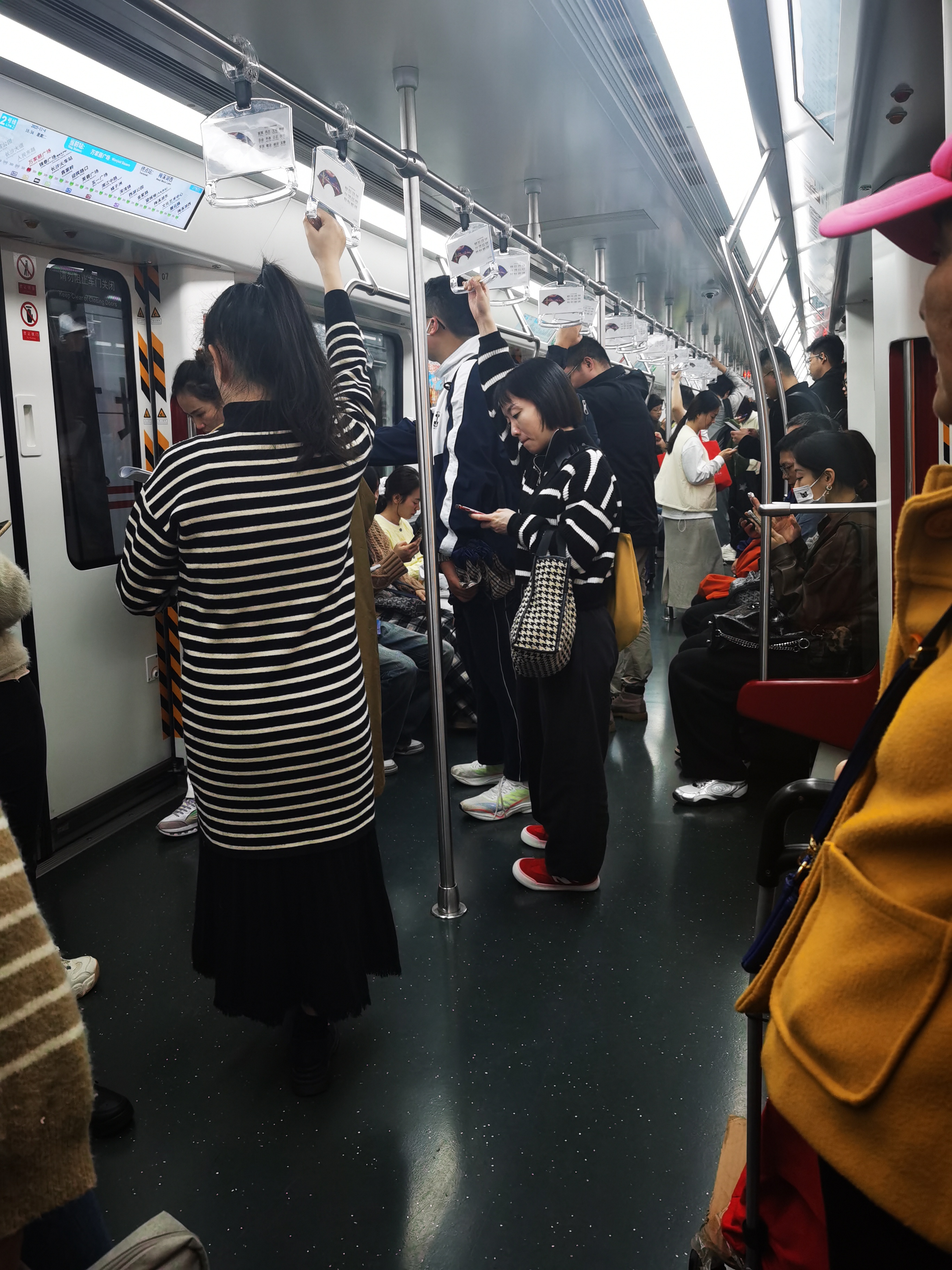 早高峰的地铁上好多人,都是匆匆忙忙赶赴工作岗位