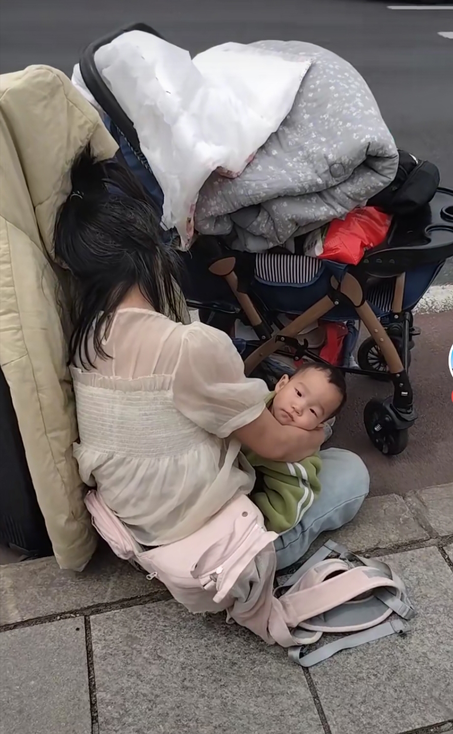 天呀,这位年轻的妈妈到底发生了什么?