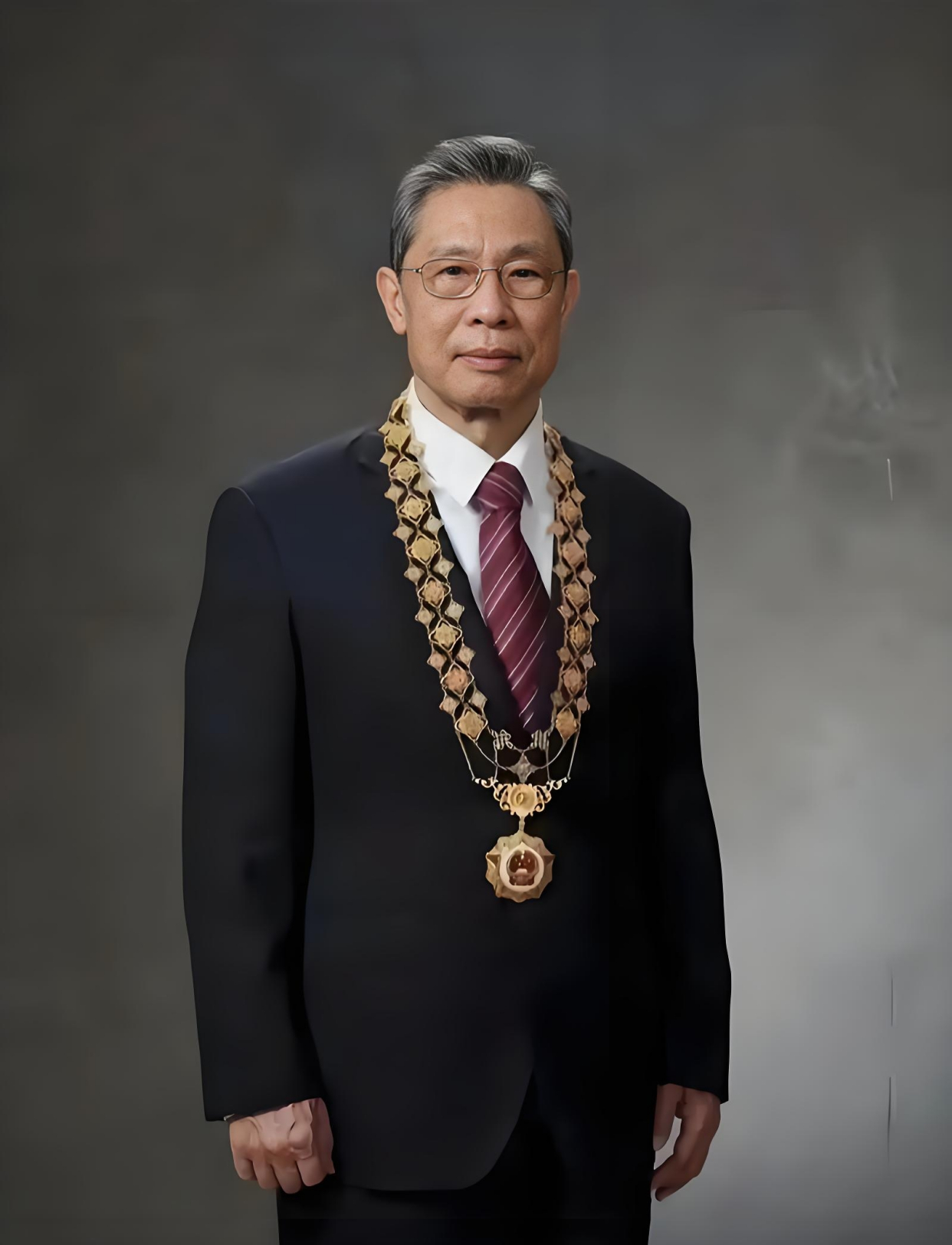 在新冠疫情期间,他敢医敢言,勇于担当,提出的防控策略和防治措施挽救