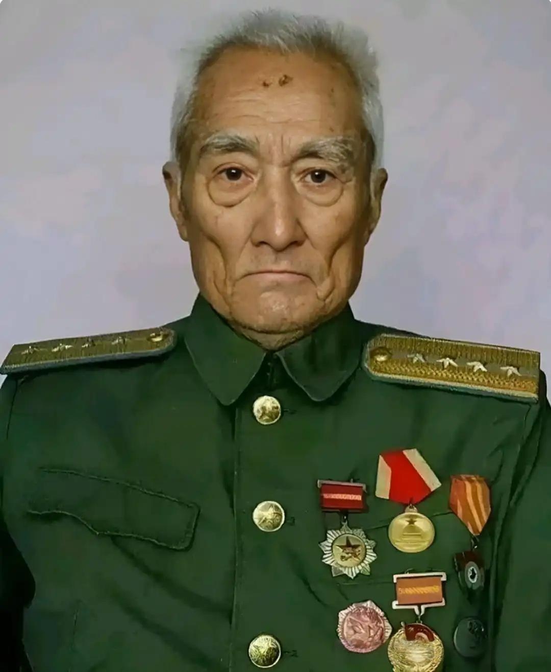 就在这样一个普通的日子里一位老人为了证明自己是老红军不顾危险在