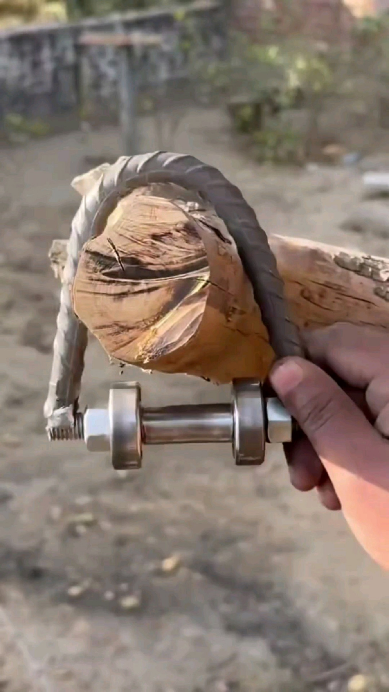 如何制作一个滑轮省力装置?通过这装置一只手就能提起500斤木头!