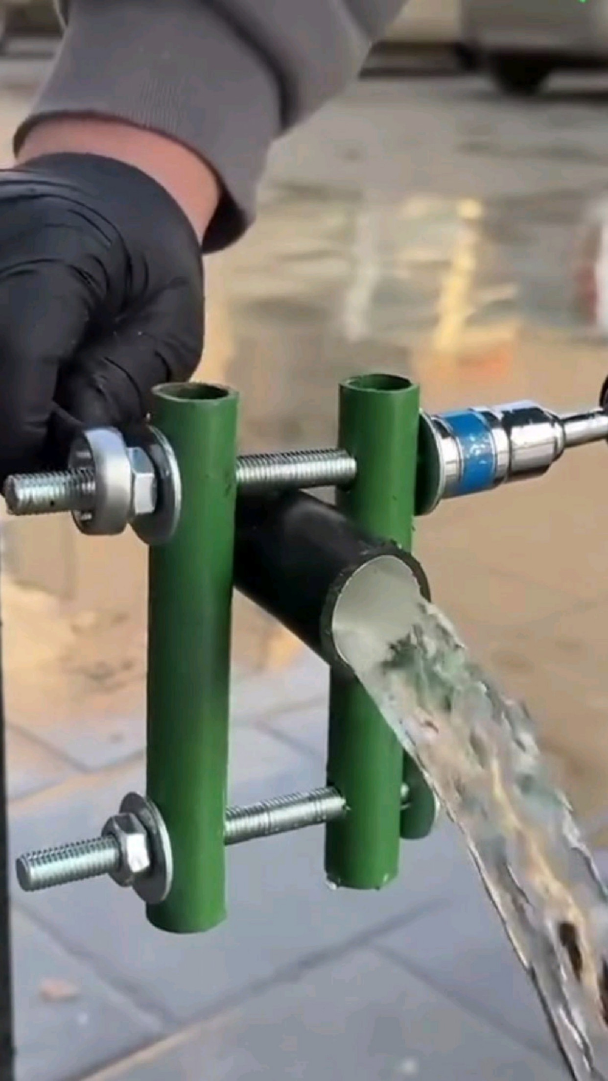 如何用两根水管制作一个水管阀门?揭秘其惊人的止水效果!